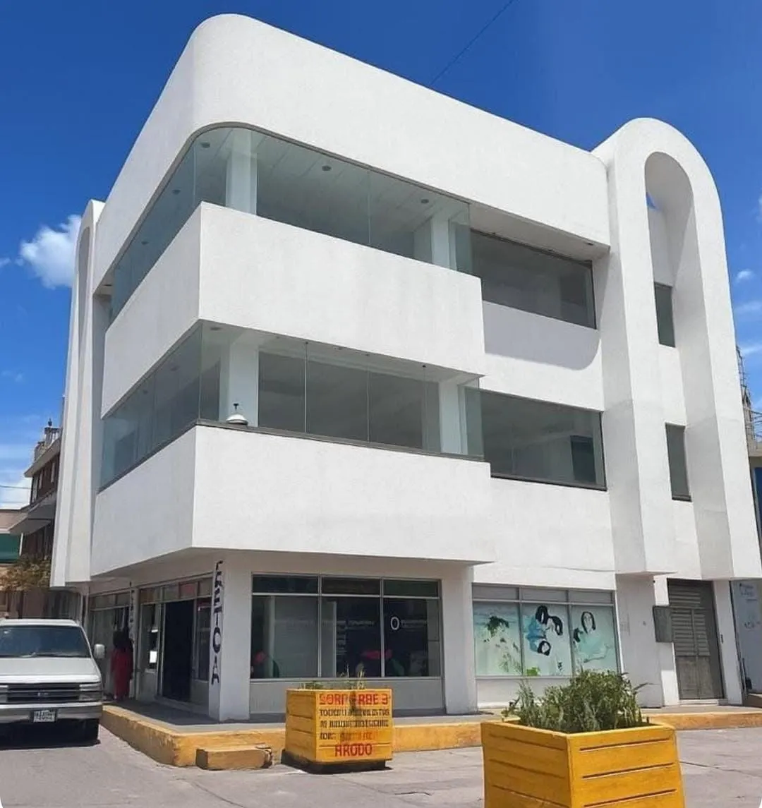 Edificio de 3 niveles en el centro de Ixmiquilpan — foto 1